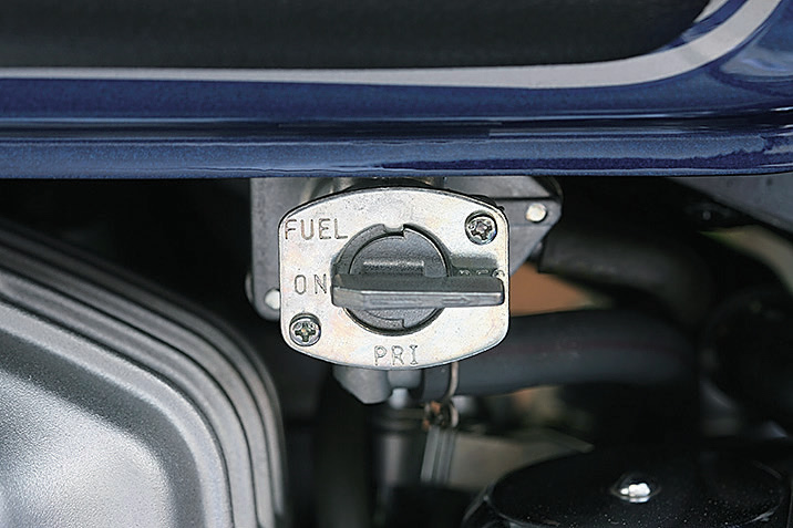キャブ車は燃料コックの位置を確認