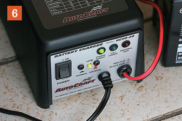 充電器のスイッチを入れる